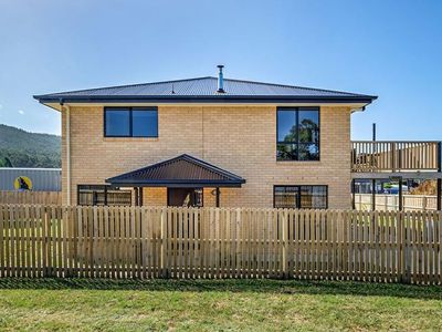 8 Sunsail Street, Snug