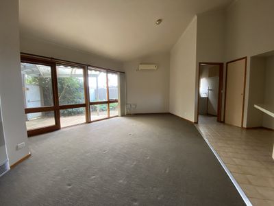 2 / 5 Dewan Avenue, Werribee
