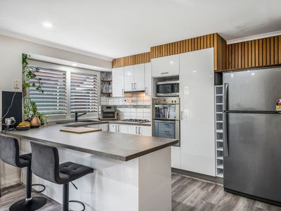 6 Moore Place, Currans Hill