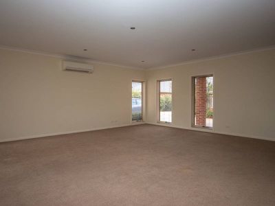 2 / 77 Cambridge Drive, Mansfield