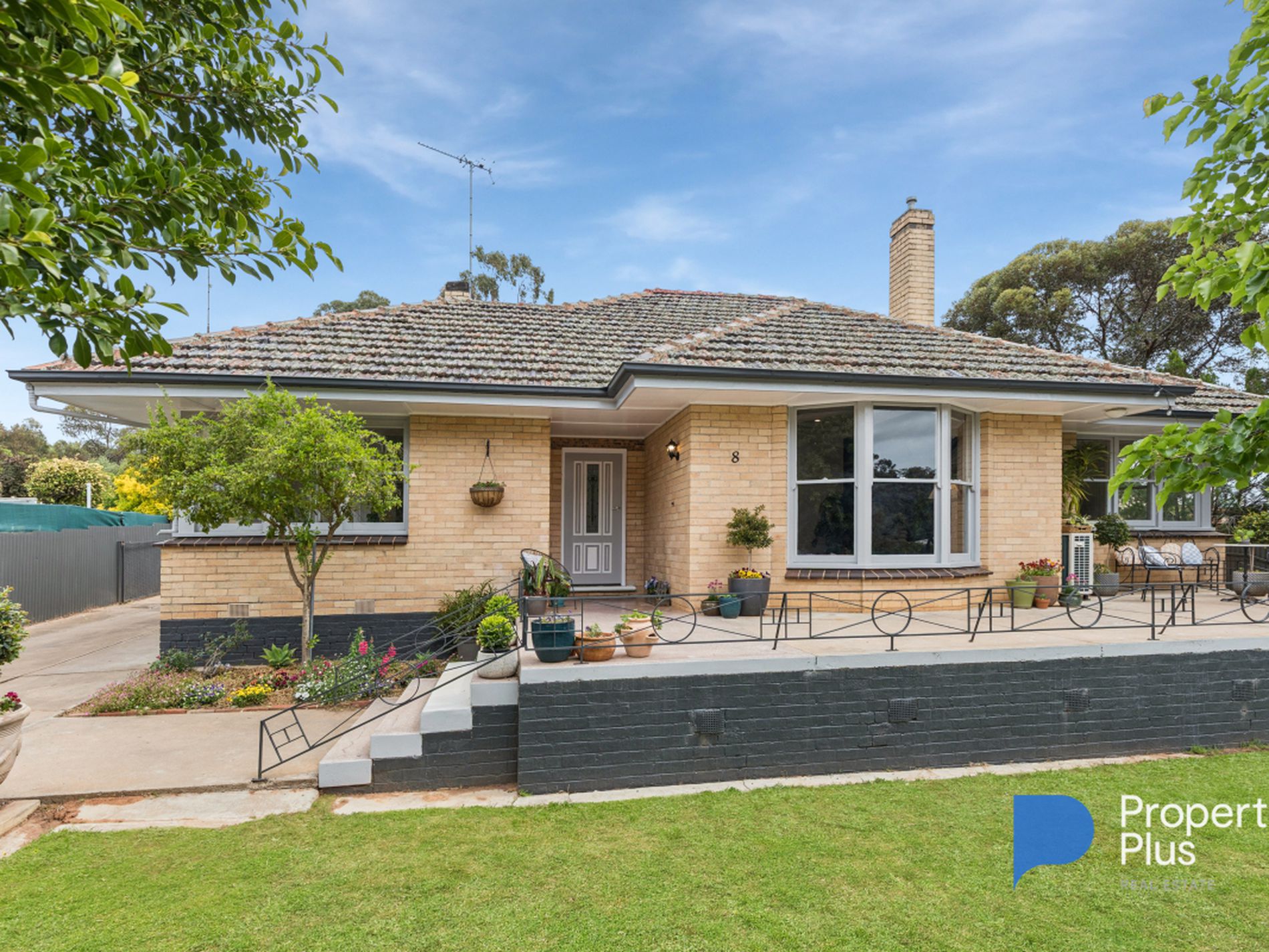 8 Clifton Street, Charlton