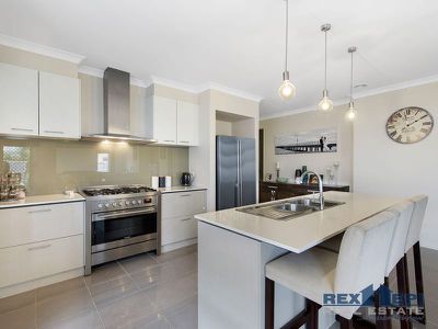 5 Fieldstone Crescent, Cranbourne North