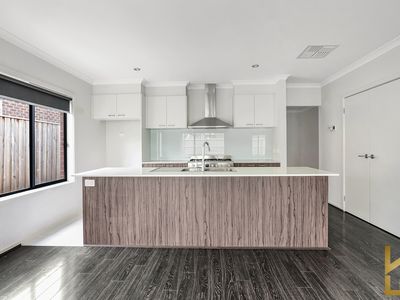 8 Honeyblossom Street, Manor Lakes