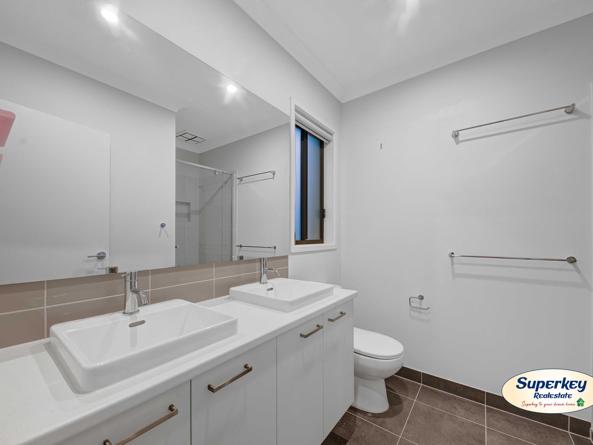 32 Chromite Circuit, Weir Views