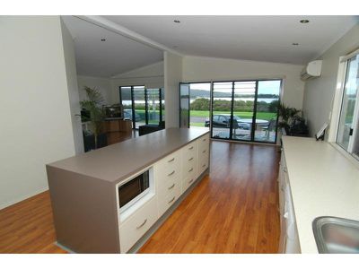 42 Lakeside Drive, Eden