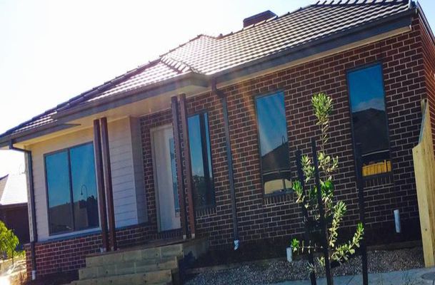 8 Gyrfalcon Way, Doreen