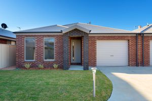 2 / 110 Greta Drive, Hamilton Valley