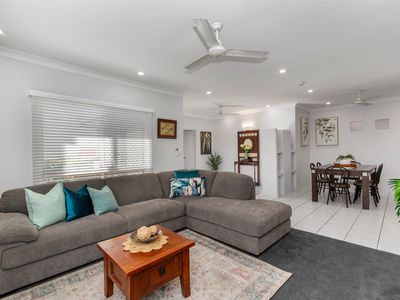 8 Crestbrook Drive, Mount Louisa