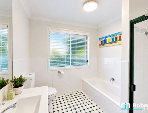 Spacious, Light-Filled Living in a Quiet Old Tewantin Cul-de-Sac image 16