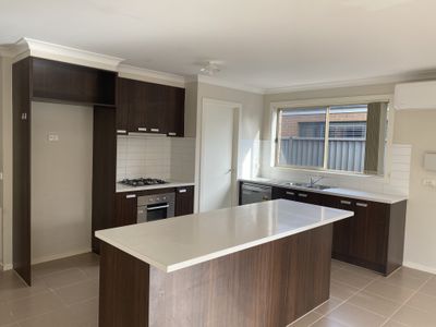37 Brockwell Crescent, Manor Lakes