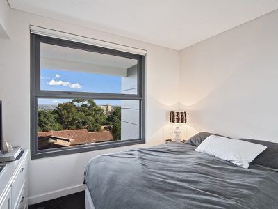 R215 / 200-220 Pacific Highway, Crows Nest