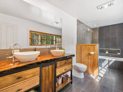 1085 Tabletop Road, Tolmie
