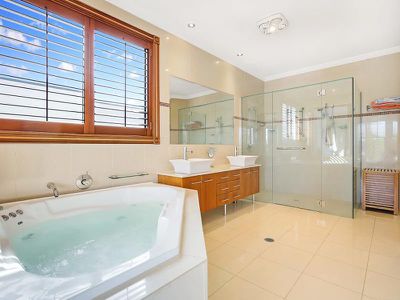90 Cabana Boulevard, Benowa Waters