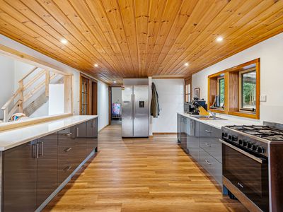 733 Denison Road, Lonnavale