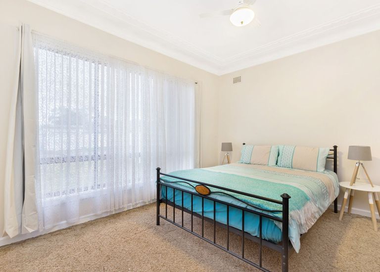 2 McLaren St, Carramar
