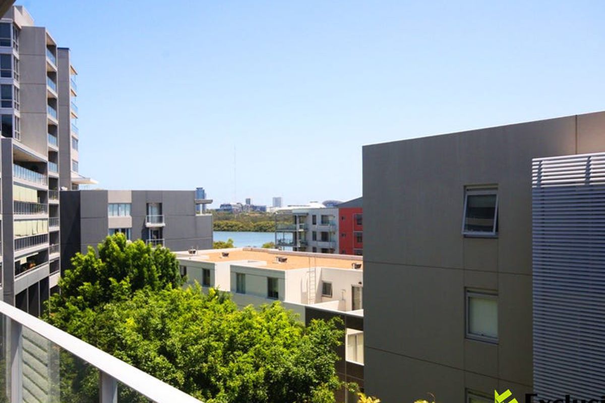 402 / 26 Rider Boulevard, Rhodes