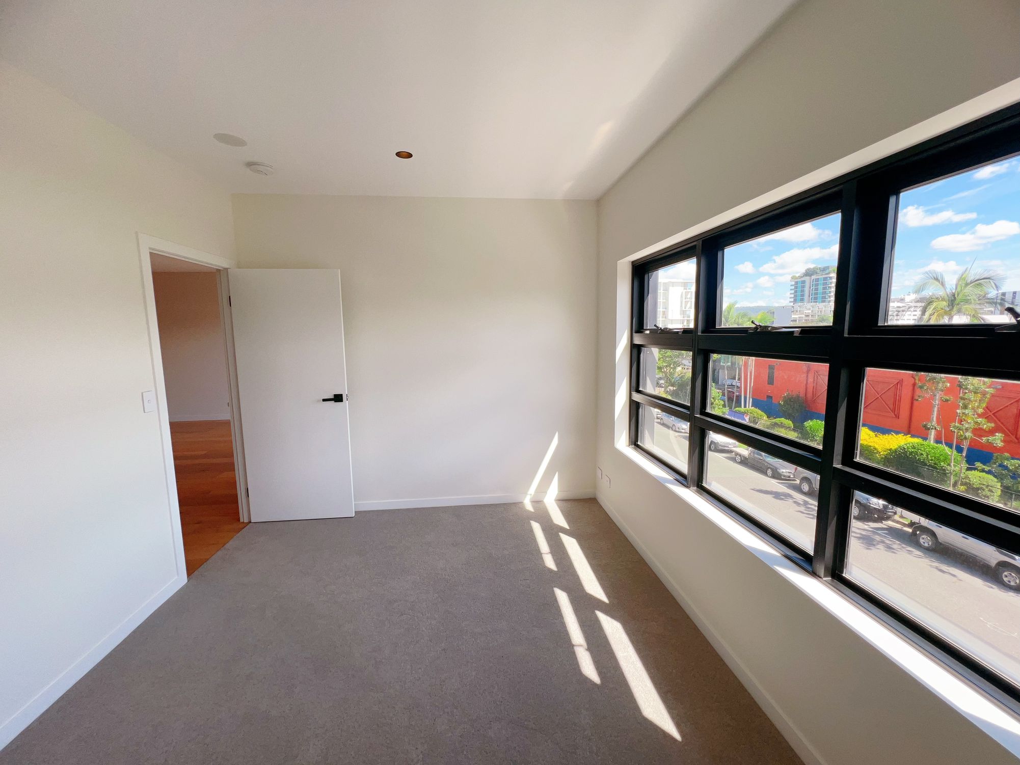 202 / 25 Bank Street, West End