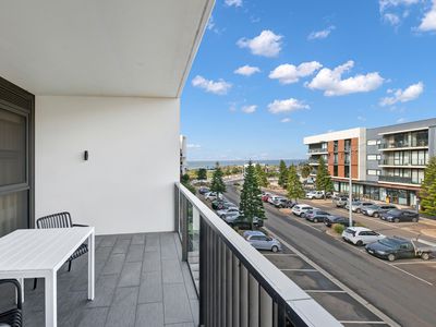 232 / 33 Quay Boulevard, Werribee South