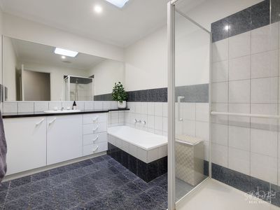 1 / 6 WHITEHALL COURT, Wodonga