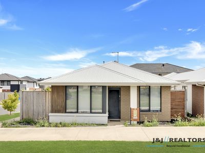 2 Precinct Walk, Clyde North