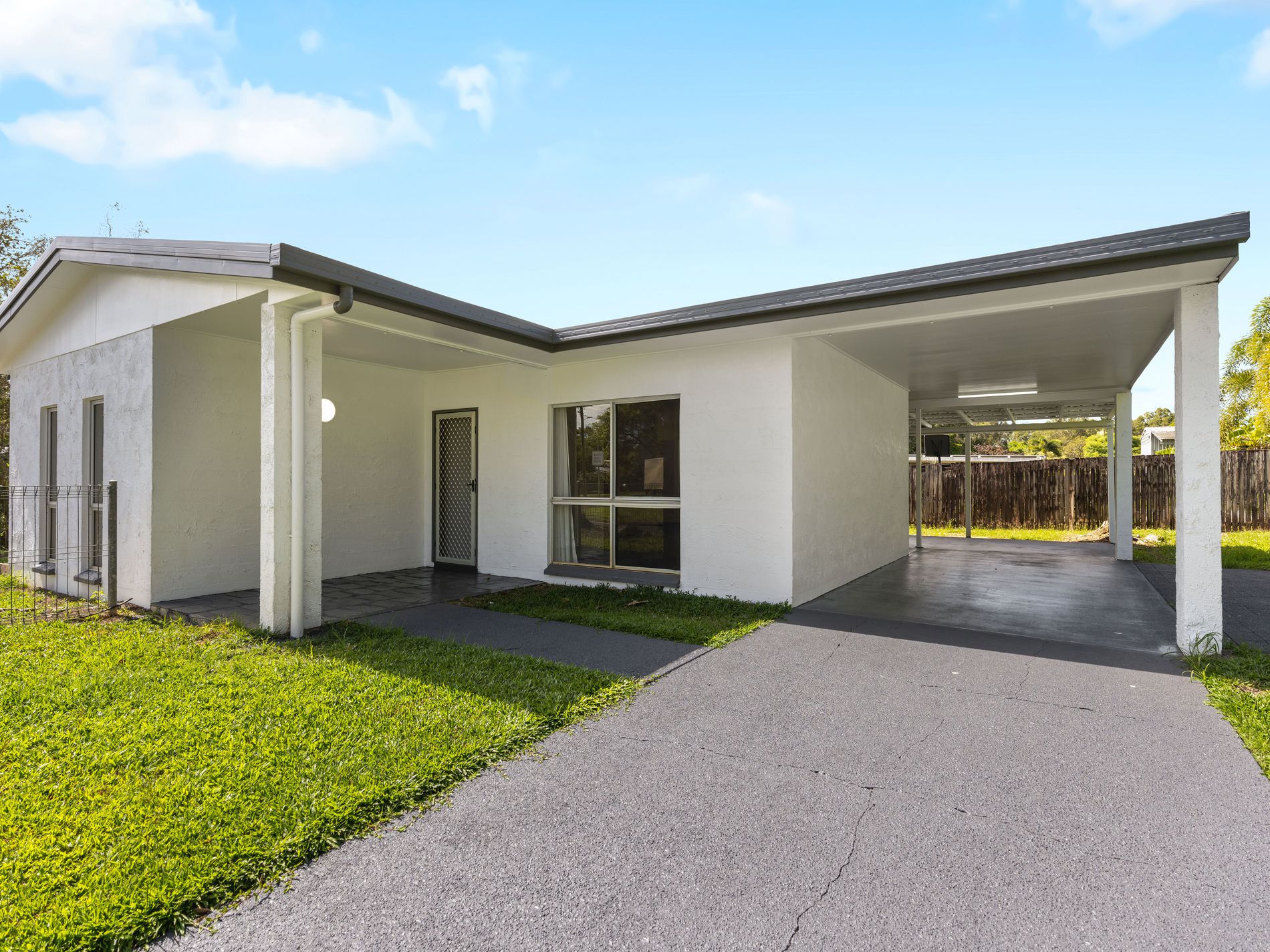 25 Hollywood Boulevard, White Rock