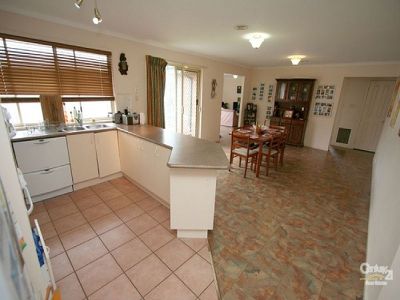 5 May Gibbs Crescent, Lynbrook
