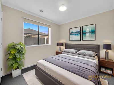 5 Lambertia Crescent, Manor Lakes