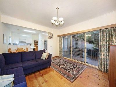 8 Wards Grove, Bentleigh East