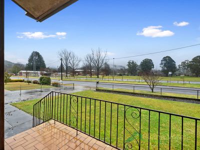 10 Lakeside Avenue, Mount Beauty