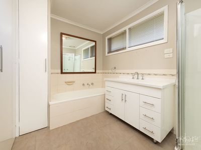 2 / 108 HUONS HILL ROAD, Wodonga