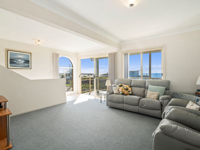 22 Sunset Strip, Manyana