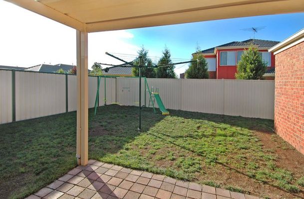 8 Glama Court, Roxburgh Park