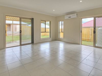 8 Honeypot Avenue, Springfield Lakes