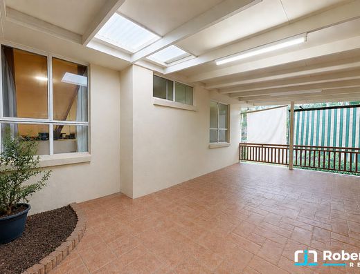 Large Family Living Opposite Noosa Golf Club image 20