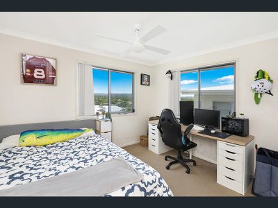 15 / 2 Photinia Crescent, Mountain Creek