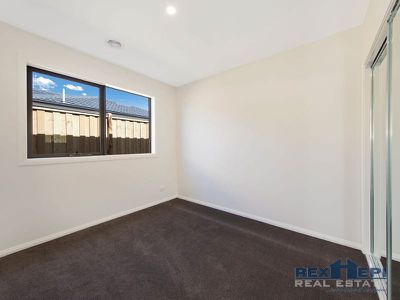 8 Dame Avenue, Clyde North