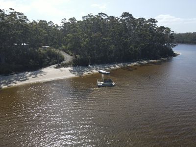 100 Cockle Creek Road, Recherche