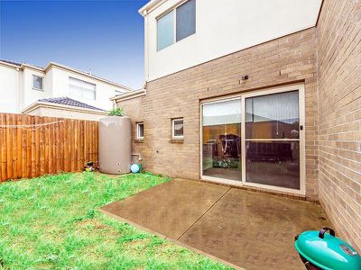 2 / 6 Ozzimo Way, Werribee