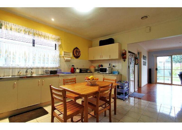 1449 Centre Road, Clayton