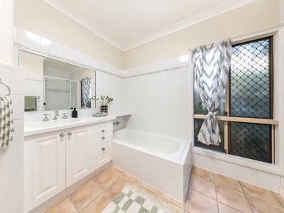 15 Blue Lake Court, Kirwan