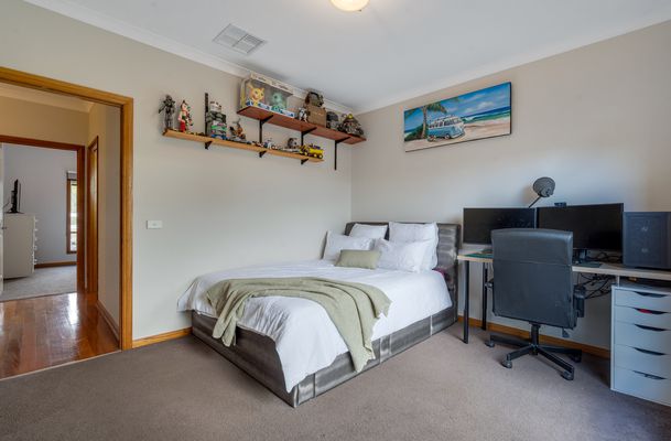 10 The Ridge, Oaklands Junction