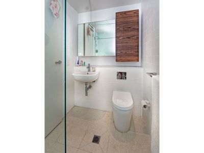 R413 / 200-220 Pacific Highway, Crows Nest