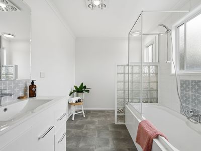 2 / 17a Thagenna Road, Carlton