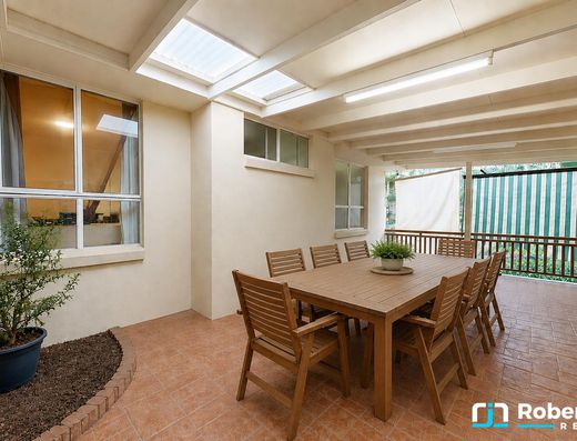 Large Family Living Opposite Noosa Golf Club image 19