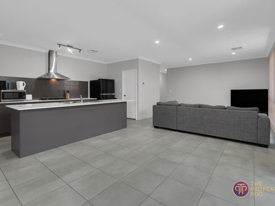 4 Sunstone Boulevard, Treeby