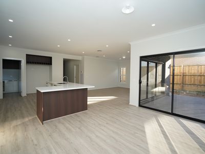 16 Sunburnt Circuit, Clyde North