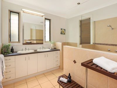 7 Bonaire Court, Kawana Island