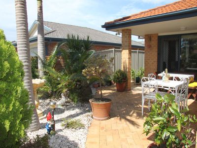 1 / 8 Cedar Grove, Forster