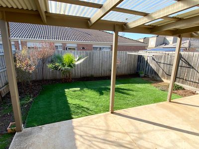 1 / 2 Lilly Pilly Close, Werribee