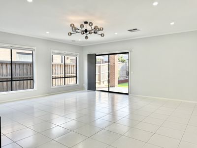 33 Rosewater Street, Manor Lakes